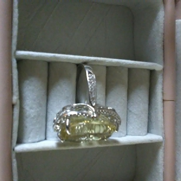 NWOT beautiful size 7 yellow quart ring - Picture 5 of 8
